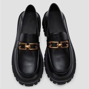 🆕 Lattelier Faux Leather Loafers w/ Gold Toned Chain detail in Black